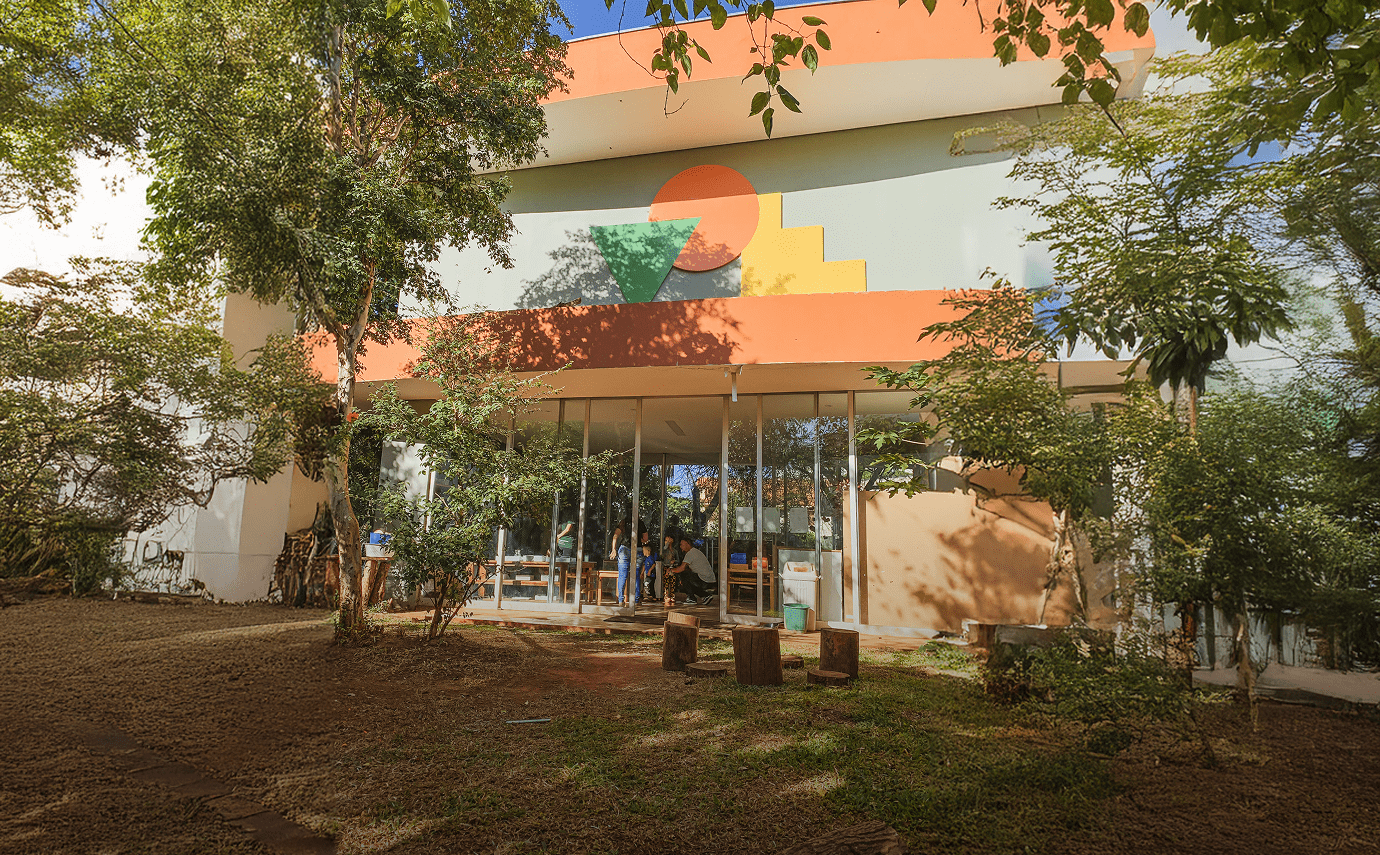 Escola VOE - Fachada com logo e ambiente natural